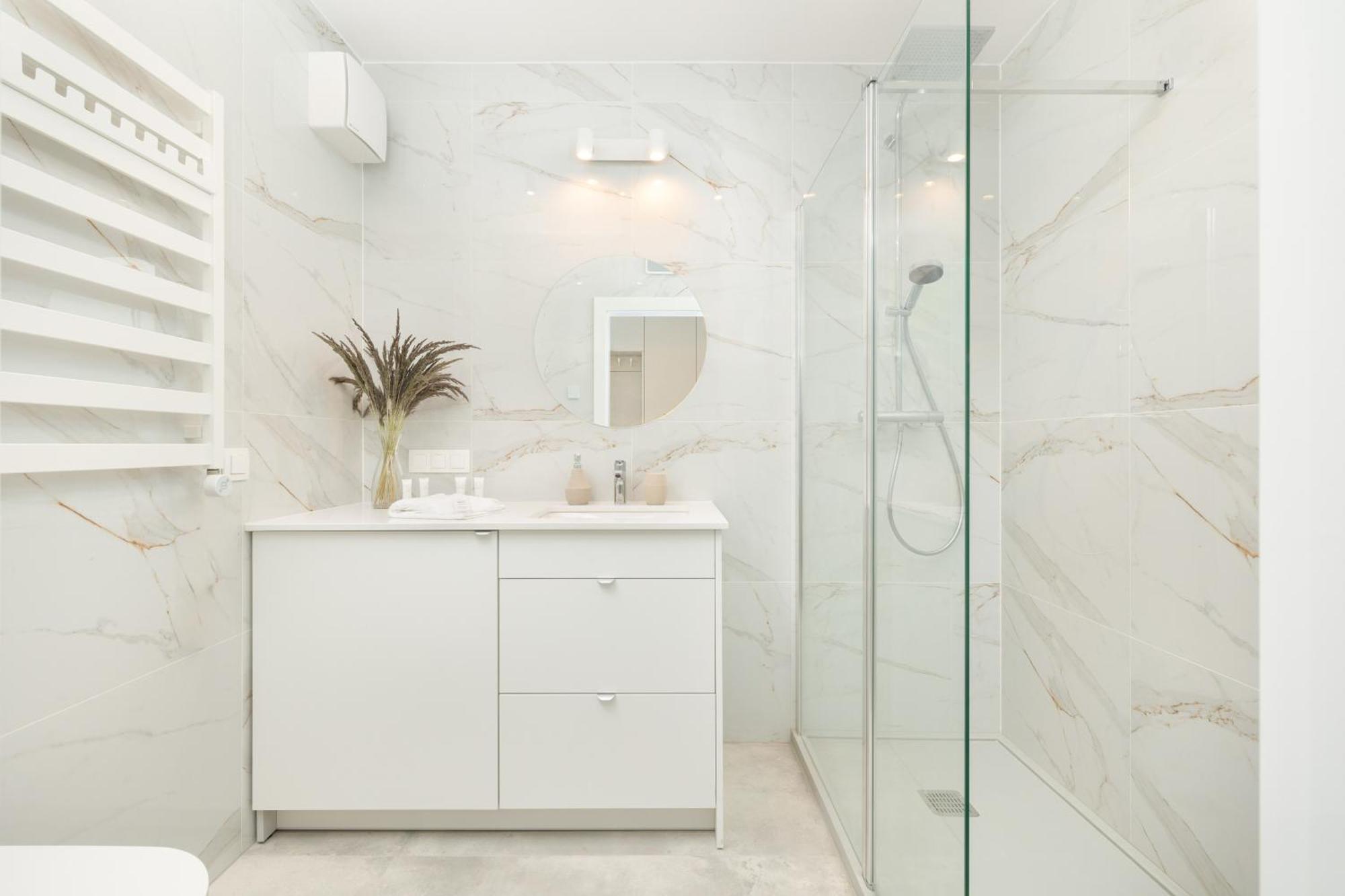 Sea&lake Luxurious With Parking By Renters Apartment