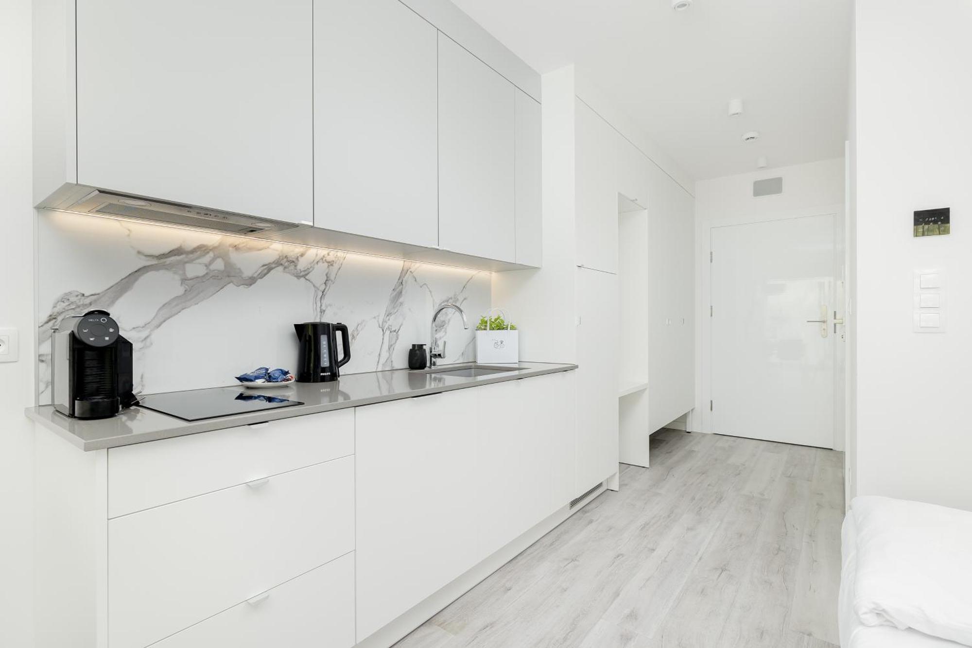 Sea&lake Luxurious With Parking By Renters Apartment